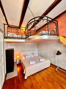 1 dormitorio con 1 cama grande y balcón en Casa Italia, en Praga