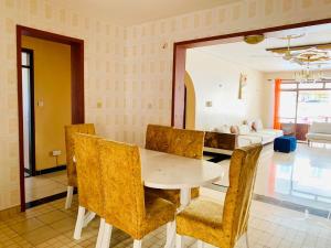 una sala da pranzo con tavolo e sedie di Lux Suites Furaha Holiday Apartments Nyali a Mombasa