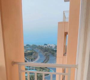 een balkon met uitzicht op een rivier en een straat bij مسكن الشاطئ Beach House in King Abdullah Economic City