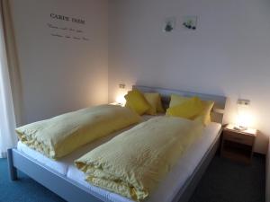 Łóżko lub łóżka w pokoju w obiekcie Pension Herzoggut