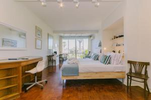 En eller flere senger på et rom på Rent4Rest Estoril Beachfront Apartments