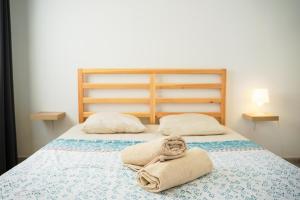 un letto con asciugamani sopra di Appartement confortable proche plage et centre ville a Nabeul