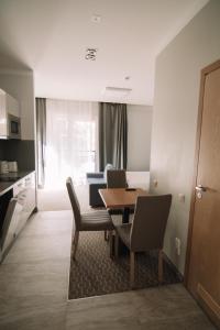 - une cuisine et une salle à manger avec une table et des chaises dans l'établissement Merepargi ApartHotel & Cafe, à Narva-Jõesuu