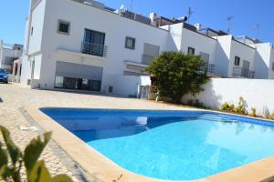 una piscina frente a una casa en Beachfront house,Manta Rota,Algarve, en Vila Nova de Cacela