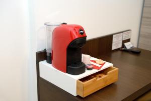 a red blender sitting on top of a counter at Break Affittacamere in San Vito al Tagliamento
