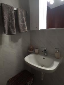 bagno con lavandino, specchio e asciugamani di Apartment in Tigaki beach Kos a Tigaki