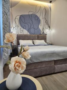 Säng eller sängar i ett rum på Apartments & Rooms Kolovare Beach 2