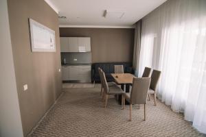 Kuchyň nebo kuchyňský kout v ubytování Merepargi ApartHotel & Cafe