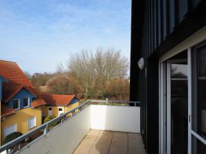 een uitzicht vanaf het balkon van een huis bij Meer, Whg 15 in Zingst