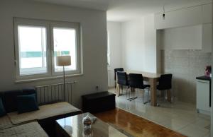 sala de estar con mesa y sillas en Azure apartments en Ilijaš
