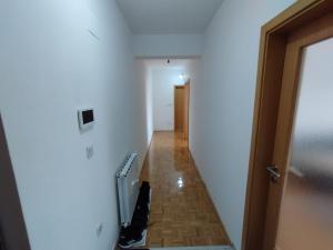 un pasillo vacío con un par de zapatos en el suelo en Azure apartments en Ilijaš