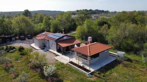 una vista aérea de una casa con techo en Vacation house ''CASA TERRA'', en Poreč