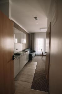 Kuchyň nebo kuchyňský kout v ubytování Merepargi ApartHotel & Cafe