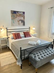 een slaapkamer met een bed en een bank erin bij Casa Divina in Figline Valdarno