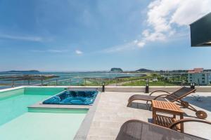 una piscina con vistas al océano en Jeju Attirance, en Seogwipo