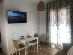 Telewizja i/lub zestaw kina domowego w obiekcie Apartamentos MareaBeach