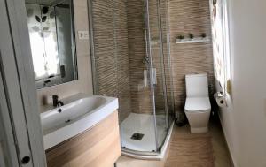 a bathroom with a sink and a shower and a toilet at Apartamentos MareaBeach in Torremolinos