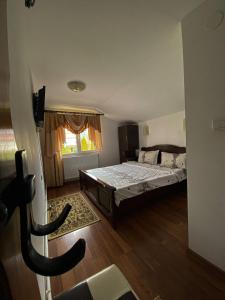 Magura Raraului في كامبولونغ مولدوفينيسك: غرفة نوم صغيرة بها سرير ونافذة