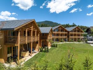 a log home with a large yard with a large yard at Kessler's Mountain Lodge in Naz-Sciaves