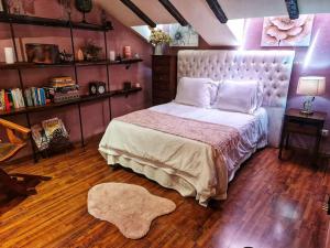- une chambre avec un grand lit et un tapis dans l'établissement Atico 3 dormitorios Ron Manuel Marbella Centro, à Marbella