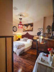 1 dormitorio con 1 cama y 1 mesa en una habitación en Atico 3 dormitorios Ron Manuel Marbella Centro, en Marbella