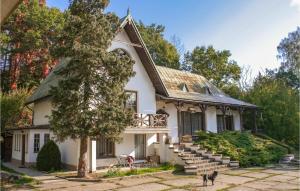uma grande casa branca com uma árvore em frente em Awesome Home In Lukowo With House A Panoramic View 