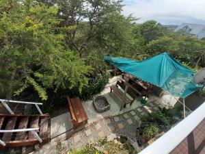 una vista aérea de un patio con una tienda de campaña en Granny flat, en Seafield