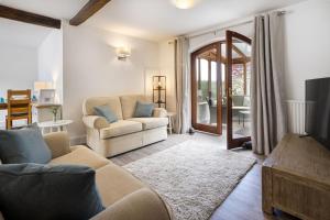 Et opholdsområde på Manor Farm Barn Cottage + 14 billeder