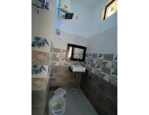 y baño con aseo y lavamanos. en Atulya Home Stay, Uttarkashi, en Dharāsu