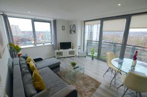 uma sala de estar com um sofá e uma mesa em Cranbrook House Apartments - Near Ice Arena em Nottingham
