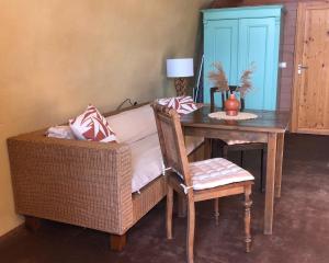 einen Esstisch mit einer Bank und einem Tisch mit in der Unterkunft Gästehaus am Wangeliner Garten in Wangelin