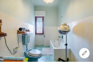 La salle de bains est pourvue de toilettes, d'une baignoire et d'un lavabo. dans l'établissement Il semaforo Una o due camere matrimoniali con bagno a pochi passi dal centro Pietrasanta, con Wi-Fi, à Pietrasanta