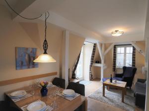 een woonkamer met een tafel en een eetkamer bij Villa Balticum, Whg 5 in Zingst