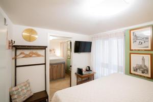Un dormitorio con una cama y un televisor. en Domus Verona - Borsari Pied-à-terre, en Verona 5 fotos más