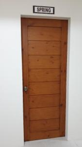 レガスピにある5J’s Space Rentalの木製の扉