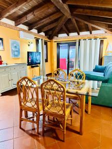 uma sala de estar com uma mesa de jantar e cadeiras em Villa Angeli Luxury Piscina Esclusiva em Stintino