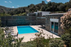 uma piscina no quintal de uma casa em Kalostous em Agia Triada mais 28 fotografias