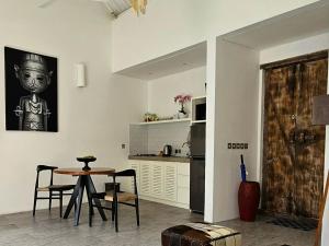 een keuken met een tafel en stoelen in een kamer bij Villa Kali in Seminyak