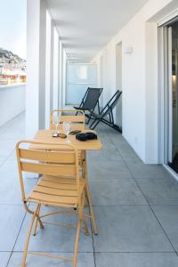 - une table et des chaises en bois dans l'établissement Twenty Business Flats Nice Angely, à Nice