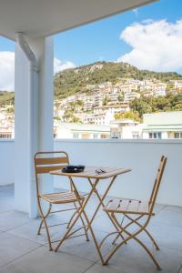 een tafel en twee stoelen voor een raam bij Twenty Business Flats Nice Angely in Nice