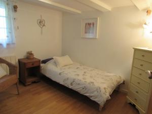Dormitorio pequeño con cama y vestidor en Gîte Le Vigneron, en Donnenheim