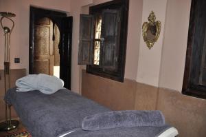 Giường trong phòng chung tại Riad des Etoiles