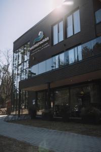 un bâtiment avec un panneau sur son côté dans l'établissement Merepargi ApartHotel & Cafe, à Narva-Jõesuu