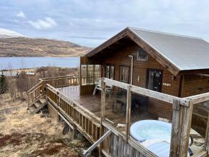 Cabaña de madera con terraza y piscina en Icelandic Lake House, en Akranes