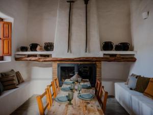 une salle à manger avec une table et une cheminée dans l'établissement Cas Orvais con piscina y jardín, à Sant Jordi