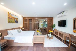 um quarto com uma cama e uma sala de estar em J'ADORE APARTMENT em Hanói