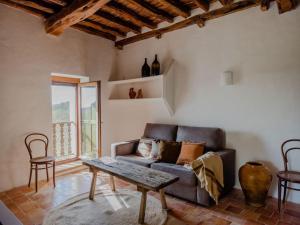 uma sala de estar com um sofá e uma mesa em Cas Orvais con piscina y jardín em Sant Jordi