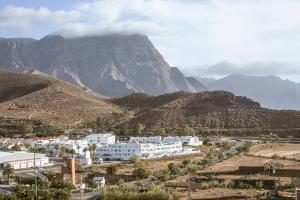 Panoramic views - Paraísos de Agaete في أَغايتي: اطلالة على مدينة فيها جبل في الخلفية