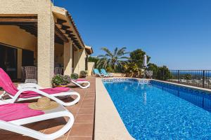 - une piscine avec des chaises longues à côté d'une maison dans l'établissement Villa Buen Lugar, à Altea la Vieja
