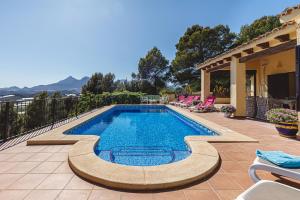 basen na patio z domem w obiekcie Villa Buen Lugar w mieście Altea la Vieja